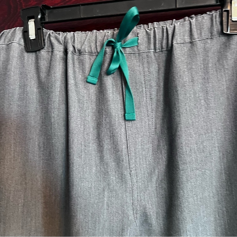 EUC Figs Pisco Scrub Pants in Gray size M - Picture 5 of 12